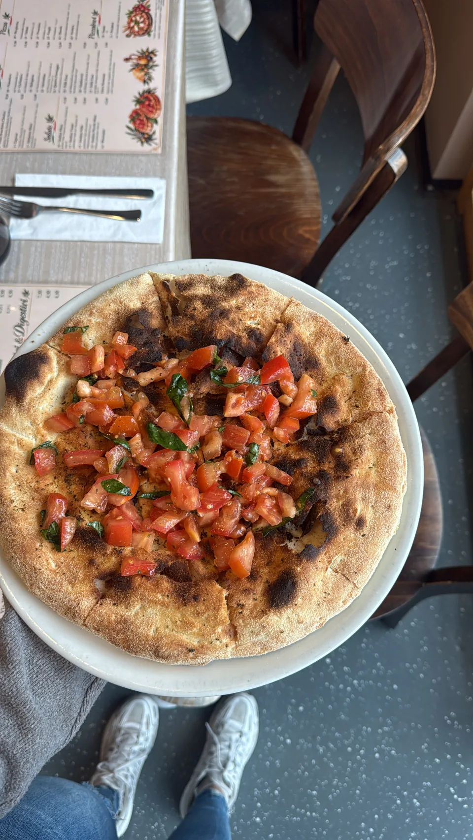 Frische Pizza Bruschetta mit Tomaten und Basilikum