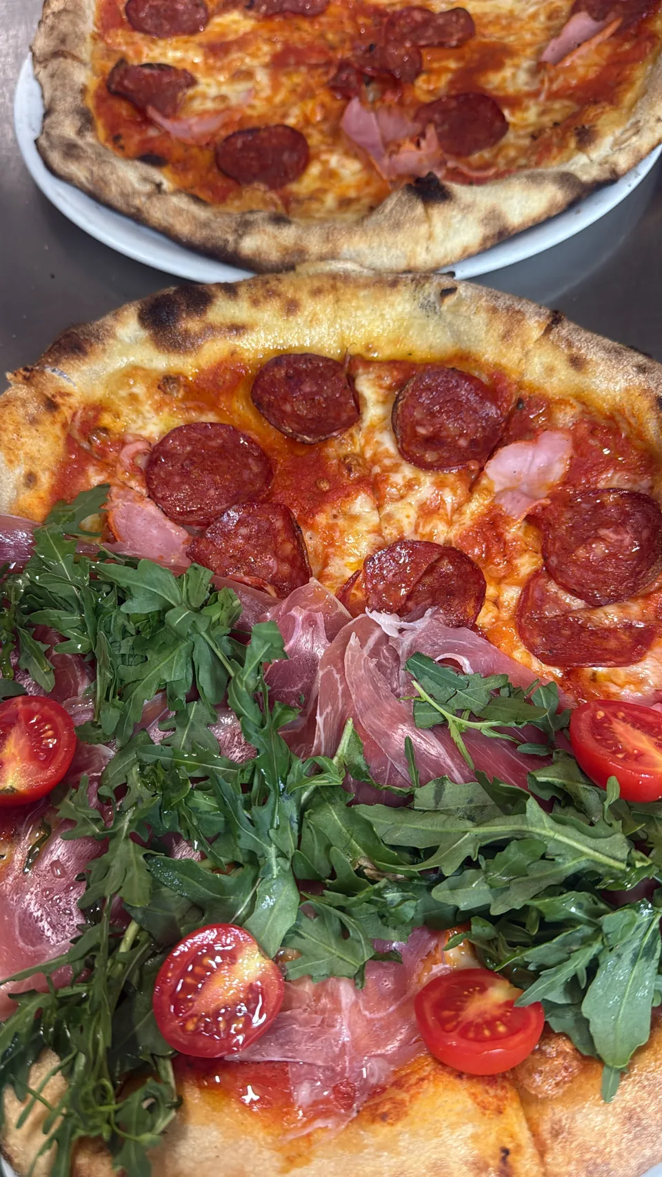 Salami- und Prosciutto-Pizza bei La Vittoria